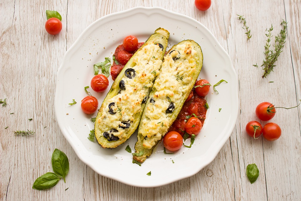 [Rezept] Vegetarische überbackene Zucchini-Schiffchen | styleBREAKER Blog